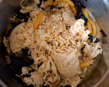 Foto del paso 3 de la receta: Pollo deshebrado con chile ancho
