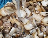 Foto langkah ke 1 dari resep Tumis Jamur Sawit Pedes Gila.