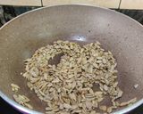 A picture of step 1 of Roasted sunflower seeds chutney.