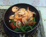 รูปขั้นตอนการทำที่ 6 ของ กุ้งผัดถั่วลันเตากระเทียมพริกไทย