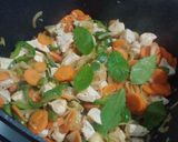 Foto del paso 5 de la receta: Pollo a la portuguesa con habas