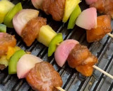 Foto del paso 5 de la receta: Brochetas de salmón fresco con piña y verduritas