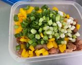 Une image de l'étape 8 de Poulet à la tomate, poivron jaune et cebettes.