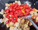 Foto langkah ke 3 dari resep Oseng Tempe Gembus Kulit Melinjo (pedas manis).