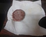 Foto del paso 2 de la receta: Hamburguesa de cerdo con mayonesa de cebolla frita y piparras