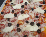 Foto del paso 4 de la receta: Pizza de cherries, mozzarella, bacon y olivas