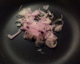 Foto del passaggio 2 della ricetta Bigoli al radicchio, con crema di gorgonzola, polvere di liquirizia e lamelle di mandorle tostate
