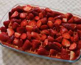 صورة لخطوة 3 من وصفة طبقات الوافل 🧇 مع الكاسترد والفراولة🍓