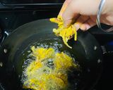 प्याज़ के पकौड़े करी फ़्लेवर (Pyaz ke pakode kari flavour recipe in Hindi) रेसिपी चरण 3 फोटो