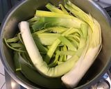 Une image de l'étape 2 de Poireaux au bouillon de porc (sauce vinaigrette).