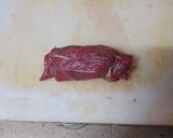 Foto del paso 2 de la receta Rollitos de ternera rellenos de jamón serrano y espárragos con papas fritas y mojo de pimiento
