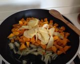 Foto del passaggio 1 della ricetta Vellutata di zucca con fiori di zucca e zenzero