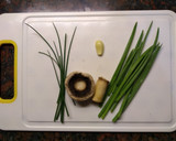 Foto del paso 1 de la receta: Salsa de brotes de cebolla blanca, champignon y ciboulette para tallarines