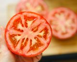 Hình bước làm 2 của món Cà Chua Nhồi Chả Tôm Quết Áp Chảo
