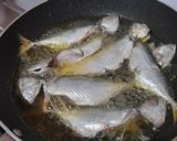 Foto langkah ke 1 dari resep Ikan kembung pedas.
