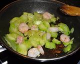 Foto del paso 5 de la receta Tortilla de calabacín y gambitas