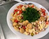Une image de l'étape 12 de Salade de pâtes au porc, tomates, champignons, feta et cornichons.