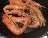 Foto del paso 2 de la receta: Lomo de bacalao gratinado con cama de cebolla, patata, almejas y gambas