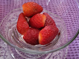 Copa de frutas con queso, nata y salsa de chocolate