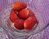 Foto del paso 1 de la receta Copa de frutas con queso, nata y salsa de chocolate