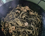 Foto del paso 8 de la receta: Espaguetis negros y blancos con gambas