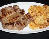 Foto del paso 5 de la receta: Chuletas de cerdo vetadas asadas a la plancha y chips de papas a la parmesana