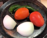 Foto del paso 1 de la receta: Salsa tatemada al estilo Sonorense