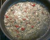 Foto del paso 4 de la receta: Espagueti con sardinas, chiles rúcula y crunchi de panco, orégano, ajo y queso sardo