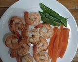 รูปขั้นตอนการทำที่ 4 ของ กุ้งย่างเนยกับผักต้ม เมนูเด็ก 1 ขวบขึ้นไป