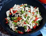 Foto del paso 7 de la receta: Mini penne en salsa bechamel con salteado de tiras de pechuga
