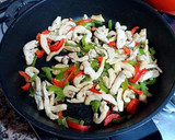 Foto del paso 7 de la receta: Mini penne en salsa bechamel con salteado de tiras de pechuga