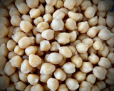 Foto del paso 1 de la receta: Garbanzos salteados con morcilla y huevo frito