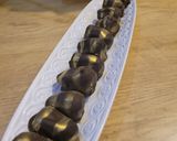 A picture of step 8 of Chocolate dates with cream.