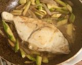 Foto del passaggio 2 della ricetta Pesce spada con zucchine #maniinpastafirenze