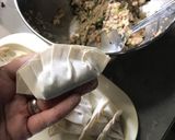 Foto langkah ke 2 dari resep Gyoza (Fried Dumplings).