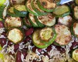 Une image de l'étape 3 de Salade de riz, courgettes, avocat, tomate, haricots rouges et crevettes sautées.