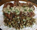 Foto del paso 5 de la receta: Chuletas de cerdo con salsa de cebollas y habas