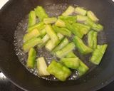 苦瓜炒雞絲的食譜步驟1照片