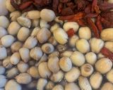 Hình bước làm 1 của món Chè Hồng khô táo đỏ, nấu từ nước hoa Đậu biếc