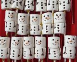Foto del paso 4 de la receta: Muñecos de Nieve de Malvaviscos y Chocolate