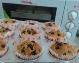 Foto langkah ke 6 dari resep Muffin milk * kurma * choco chips.
