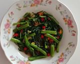 Foto langkah ke 1 dari resep Tumis kangkung bumbu iris.