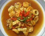 Foto langkah ke 7 dari resep Cumi dan udang saus tiram.