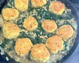 Une image de l'étape 5 de Boulettes de poulet aux jeunes épinards frais et orzo 🐓.