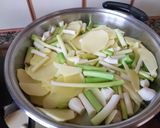 Foto del paso 2 de la receta Tortilla de ajos tiernos y patatas