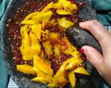 Foto langkah ke 3 dari resep Sambal Mangga Queni.