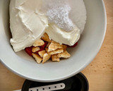 Foto del paso 2 de la receta: Polo cremoso de cheesecake y fresas (en moldes Lékué)