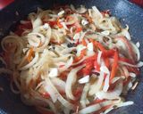 Foto del paso 3 de la receta: Salteado de pescadilla, cebolla y morrón