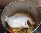 Hình bước làm 7 của món Canh dưa chua cá diêu hồng - ăn kèm rau sống