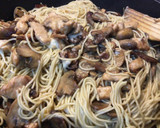 Foto del paso 8 de la receta: Noodles chinos con champiñones y pollo